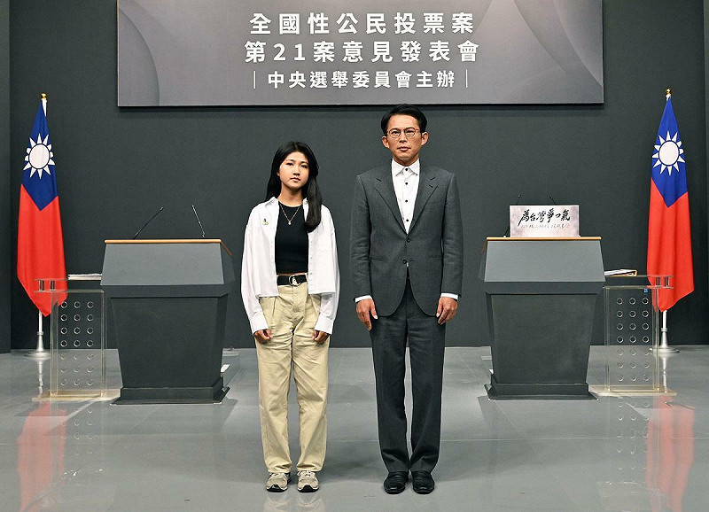 核三延役公投將於8月23日舉行投票，今（13日）舉行第四場發表會，正反方代表分別為民眾黨立委黃國昌與親子共學暖暖蛇共學團自學畢業生吳亞昕。   圖：中選會 / 提供