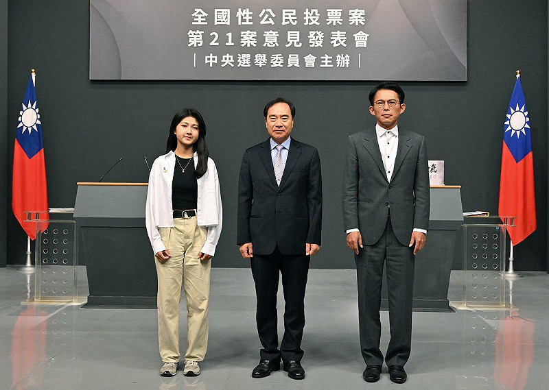 核三延役公投將於8月23日舉行投票，今（13日）舉行第四場發表會，正反方代表分別為民眾黨立委黃國昌與親子共學暖暖蛇共學團自學畢業生吳亞昕。   圖：中選會 / 提供