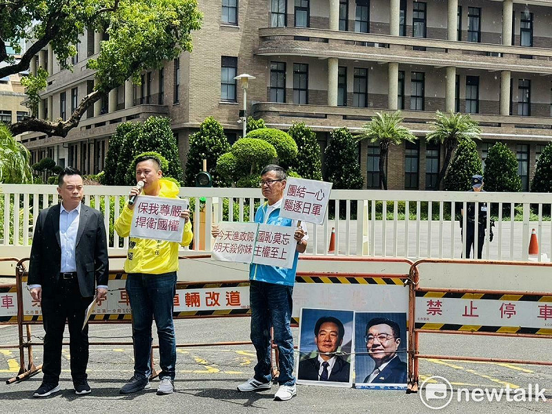今（13）天上午11點到行政院門口抗議政院今年3月邀請日軍將領岩崎茂，來台擔任中華民國行政院政務顧問一事的民生黨主席張穆庭和新黨人員則讉責「倒掛國旗」絕非政院草草一句「操作疏失」可解釋的。   圖：謝莉慧/攝