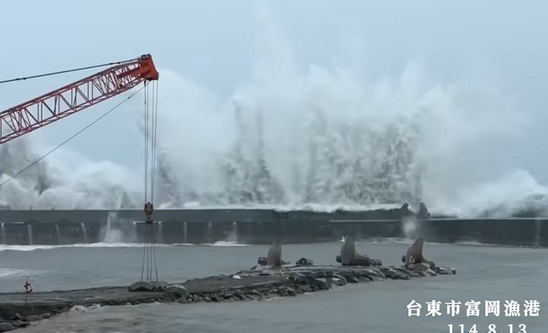 楊柳颱風中心已於今日13時左右於台東縣太麻里附近登陸，台東風雨交加，台東市的富岡漁港還出現十公尺巨大長浪蓋過堤防。   圖：取自饒慶鈴臉書臉書