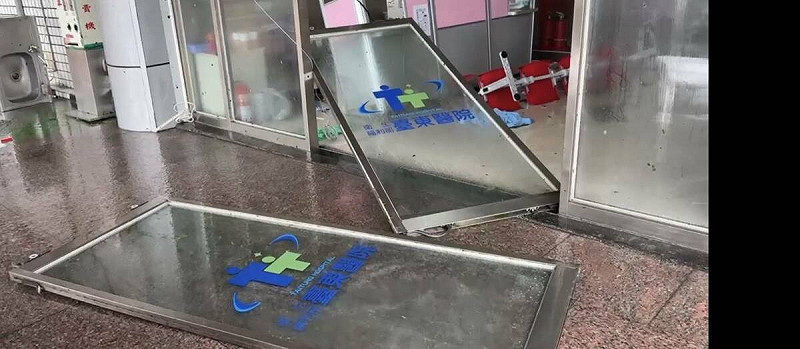 衛福部台東醫院急診室大門玻璃、天花板也遭吹壞。 圖:取自台東最速報臉書