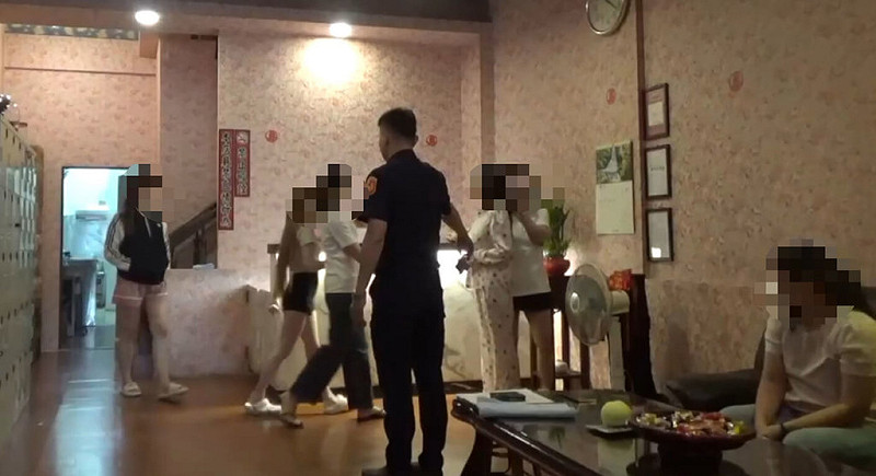 新竹市南大路1間養生館涉嫌媒介性交易，竹市警方日前持搜索票前往查緝。（警方提供）中央社記者魯鋼駿傳真 114年8月13日   