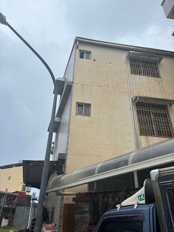 7旬張姓男子13日下午在高雄市前鎮區興陽街維修漏水，不慎自3樓高處摔落，送醫搶救不治，後續將由警方依規定報檢方相驗。（高雄市警察局前鎮分局提供）中央社記者張已亷傳真  114年8月13日   