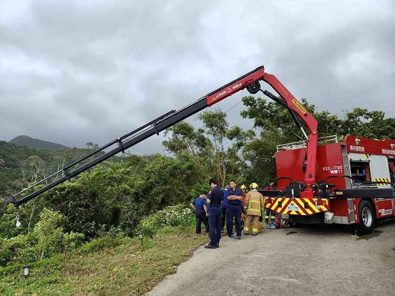 63歲王姓女子13日開車行經台9線北宜公路64公里處時不慎墜落邊坡，警消到場架設機具垂降救援，順利將意識清楚的王女救起送醫。（宜蘭縣消防局提供）中央社記者沈如峰宜蘭縣傳真 114年8月13日   
