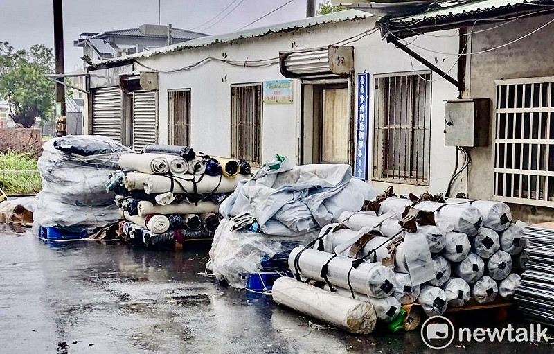 台南市各區公所已備妥帆布，以便在颱風過境後可迅速修復受損屋頂。   圖：台南市政府提供