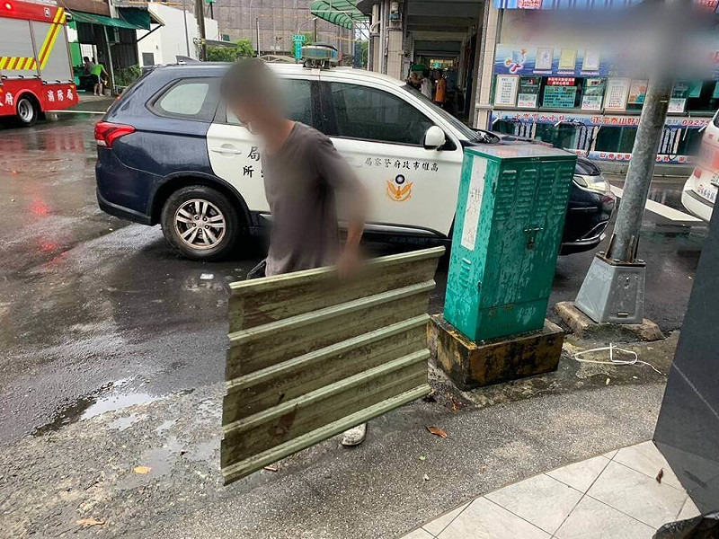 颱風楊柳來襲，高雄市小港區山田路一處工地13日中午因強風導致鐵皮掉落，一名44歲吳姓女子為閃避而受驚嚇，不慎跌倒受傷。（高雄市政府警察局小港分局提供）中央社記者張已亷傳真  114年8月13日   