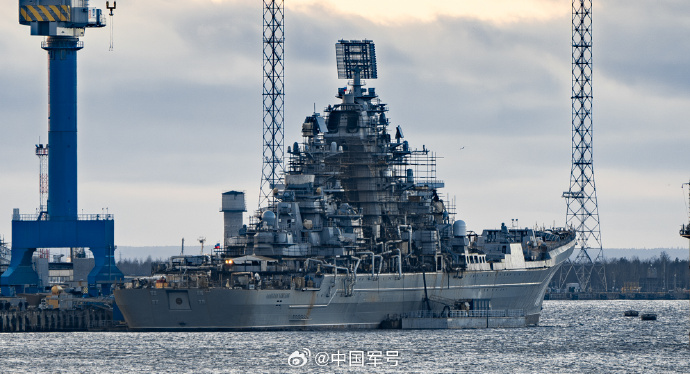 俄國媒體報導，俄羅斯海軍基洛夫級核動力飛彈巡洋艦「納希莫夫海軍上將號」預計於今年8月至9月間進行進行現代化升級改裝後的出海測試。   圖：翻攝「微博」@中國軍號