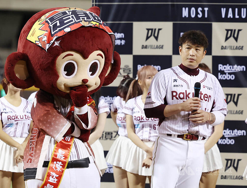 中華職棒樂天桃猿隊13日例行賽交手台鋼雄鷹隊，桃猿終場以3比2拿勝，轟出逆轉3分砲的林泓育（右）獲選單場MVP，賽後致詞時哽咽喊話球迷，「希望繼續支持我們、不要放棄我們」。中央社記者張新偉攝　114年8月13日   