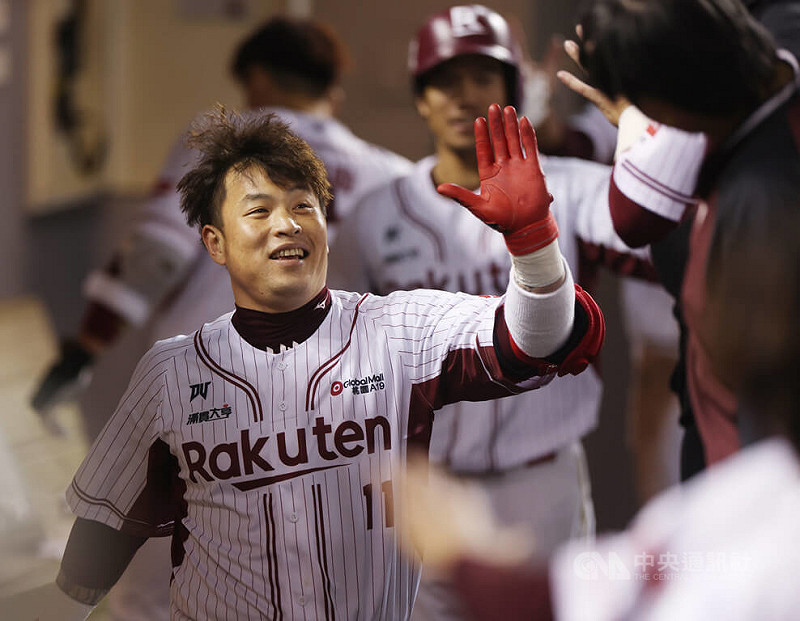 中華職棒樂天桃猿隊13日在台北大巨蛋與台鋼雄鷹隊交手，4局下，桃猿打者林泓育（左）轟出中外野方向全壘打，帶有3分打點，回到休息區與隊友擊掌致意。中央社記者張新偉攝  114年8月13日   