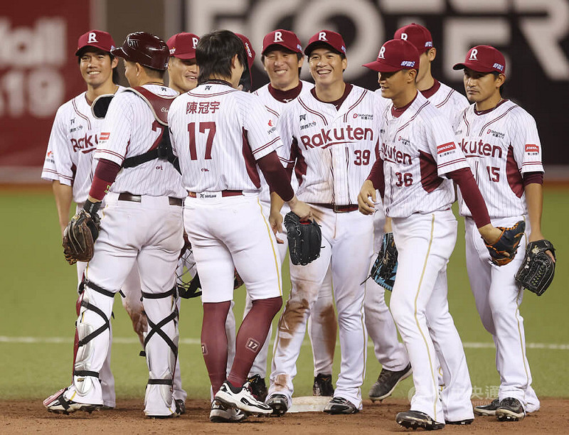 中華職棒例行賽13日在台北大巨蛋由樂天桃猿隊（圖）與台鋼雄鷹隊交手，桃猿終場以3比2拿勝，賽後選手在場中擊掌致意。中央社記者張新偉攝  114年8月13日   