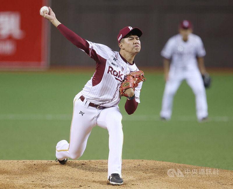 中華職棒樂天桃猿隊13日例行賽在台北大巨蛋擔綱主場，交手台鋼雄鷹隊，桃猿派出本土投手陳克羿（圖）先發應戰。中央社記者張新偉攝  114年8月13日   