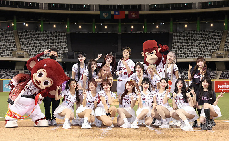 中華職棒13日在台北大巨蛋進行樂天桃猿隊與台鋼雄鷹隊的賽事，桃猿專屬啦啦隊樂天女孩與應援團隊「猴系因仔」一同帶動應援氣勢。中央社記者張新偉攝  114年8月13日   