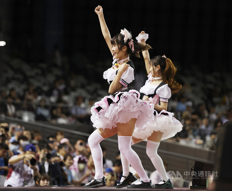 中華職棒13日在台北大巨蛋由樂天桃猿隊與台鋼雄鷹隊交手，5局中場時，主場桃猿隊專屬啦啦隊樂天女孩成員KAii沈珈妤（前）與好友一起帶來演出。中央社記者張新偉攝　114年8月13日   