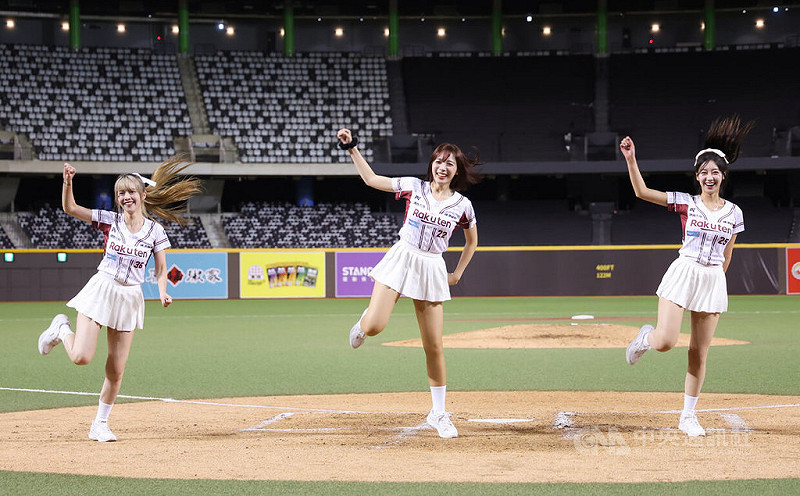 中華職棒13日在台北大巨蛋進行樂天桃猿隊與台鋼雄鷹隊的賽事，桃猿專屬啦啦隊「樂天女孩」禹菡（左起）、韓籍成員河智媛及禹洙漢賽後加碼大跳「疾風街道」寵粉。中央社記者張新偉攝  114年8月13日   