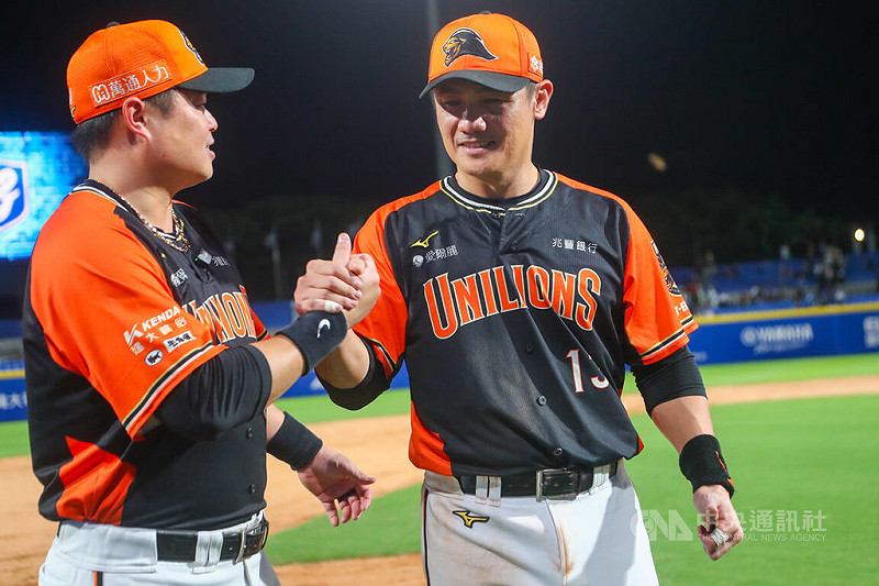 中華職棒統一7-ELEVEn獅隊13日作客新莊棒球場交手富邦悍將隊，獅隊老將陳鏞基（右）、胡金龍（左）同場開轟，幫助球隊以5比1獲勝。中央社記者王騰毅攝　114年8月13日   