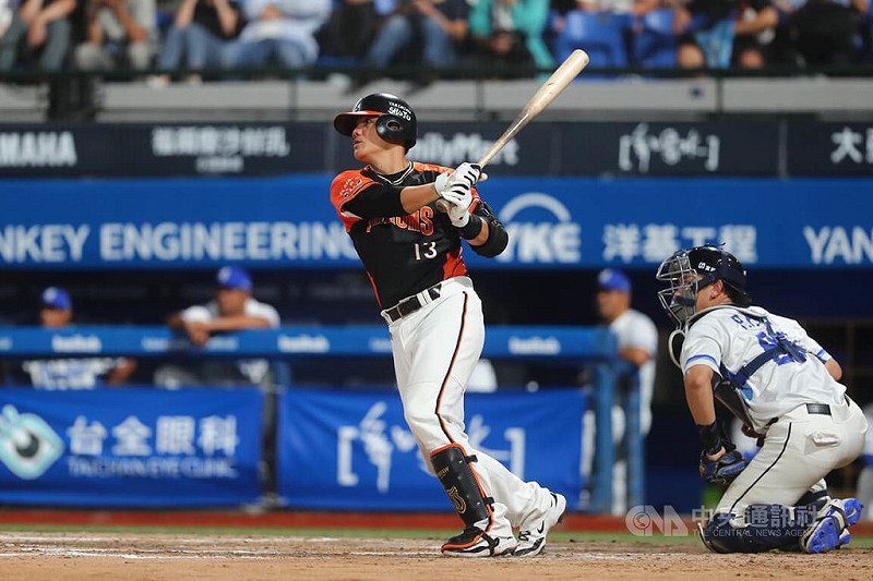 中華職棒統一7-ELEVEn獅隊13日在新莊棒球場迎戰富邦悍將隊，獅隊陣中陳鏞基（中）首局就轟出兩分砲，終場統一獅以5比1獲勝，陳鏞基則獲選單場MVP。中央社記者王騰毅攝　114年8月13日   