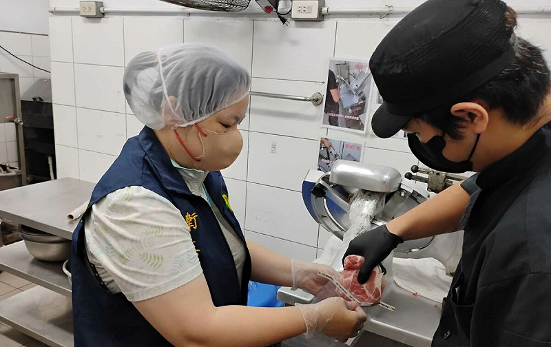 高市衛生局抽驗吃到飽餐廳肉品。 圖:高雄市衛生局/提供