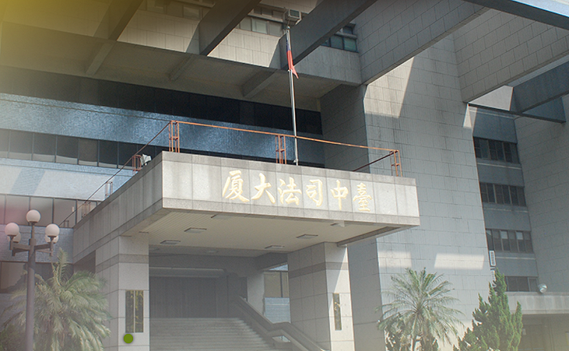 一名55歲蕭姓男子酒後返家途中，因向吳姓街友借火點菸遭拒，竟心生不滿，撂來友人助陣，猛毆吳姓街友，即便受害人屢次倒地、求饒，仍遭蕭男等人拖回萬善祠繼續毆打，最終重傷送醫搶救7日不治。   圖：台中地方法院官網(資料照)