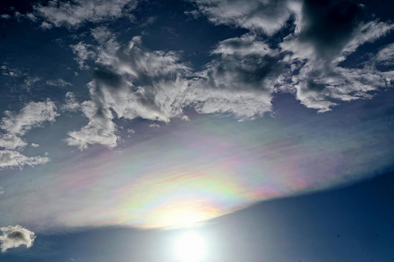 鄭明典解釋彩雲形成原因，颱風把大量水氣送上對流層頂出現捲雲，那樣的高度形成細小冰晶，之後冰晶反射陽光就出現七彩的顏色。   圖：取自鄭明典臉書