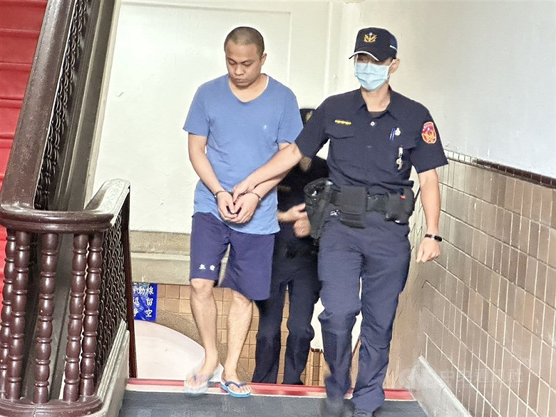 圖為菲律賓籍男移工馬克（左）。（中央社檔案照片）   