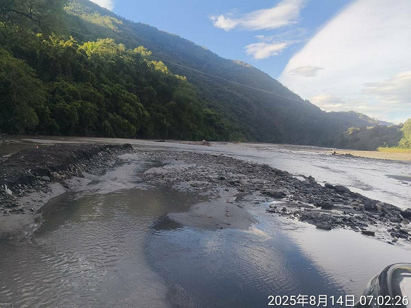 高雄市桃源區台20臨93線便道勤和至復興路段因荖濃溪河水暴漲，夾帶土石流沖刷淹沒道路，最快今日傍晚17時搶通。   圖：公路局／提供
