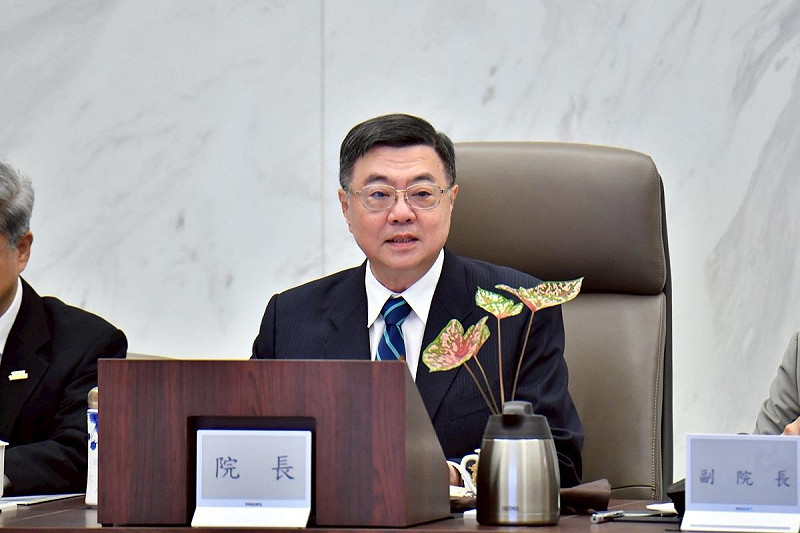 由行政院主計總處所擬的「中央政府總預算追加預算案」今（14）天提報行政院會通過，圖為主持院會的行政院長卓榮泰。   圖：行政院提供