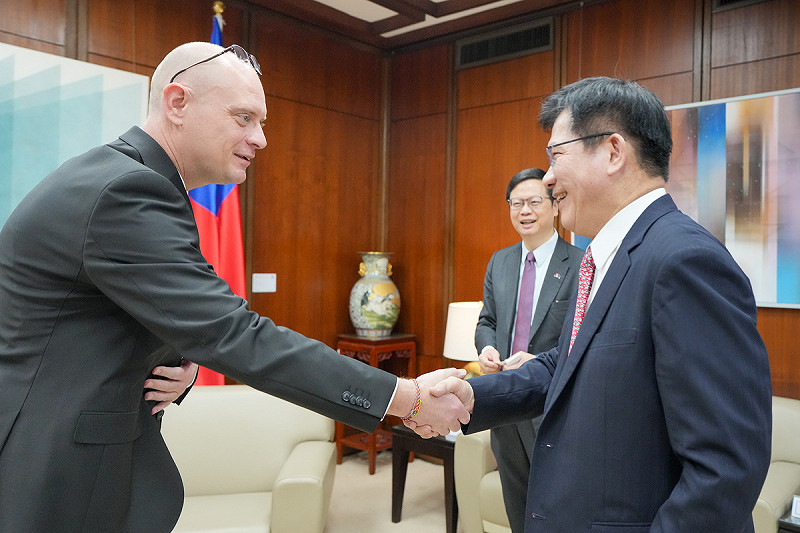 林佳龍會晤新任波蘭駐台代表畢爾斯基（Janusz Henryk Bilski）。   圖：翻攝自林佳龍臉書