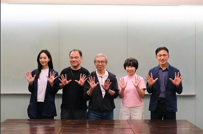 第十屆移民工文學獎邀請具文學、影視、議題等多元背景的評審團，為入選作品帶來兼具廣度與深度的審視，左起張鈞*、管中祥、吳念真、林巾力、蔡淇華   圖：台灣野草創作家協會、瀚草文創提供