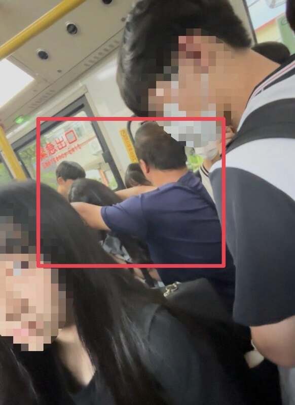 台中市豐原區一名男子日前在公車上疑似刻意以環抱公車柱的姿勢，將一名女學生圈在懷中。議員接獲家長通報後，與警方合作成功把涉嫌性騷的男子帶回帶出所。   圖：台中市議員謝志忠提供