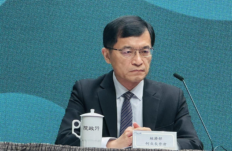 據經濟部次長何晉滄表示，「強化電力系統」部份編列200億元是為了強韌台電的電網設備，以免天災來臨即面臨考驗，和之前政院原編列的撥補台電預算1000億無關。   圖：謝莉慧／攝