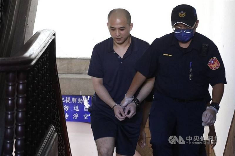 圖為在押中的總統府維安前憲指部211營士官賴重宇（左）。（中央社檔案照片）   