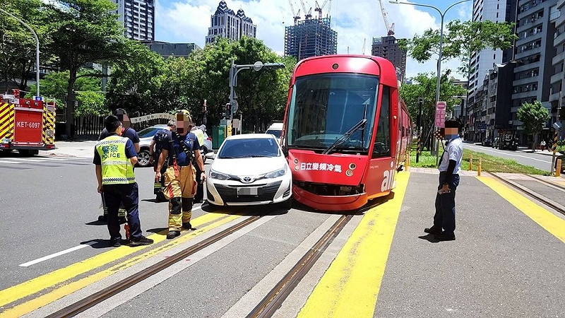 高雄輕軌14日中午發生交通事故，車姓男子駕車由大順一路左轉龍德路時擦撞直行輕軌列車，幸無人傷，目前列車已恢復通行，警方也依法舉發並依過失妨害舟車行駛安全罪送辦。（高市鼓山警分局提供）中央社記者洪學廣傳真　114年8月14日   
