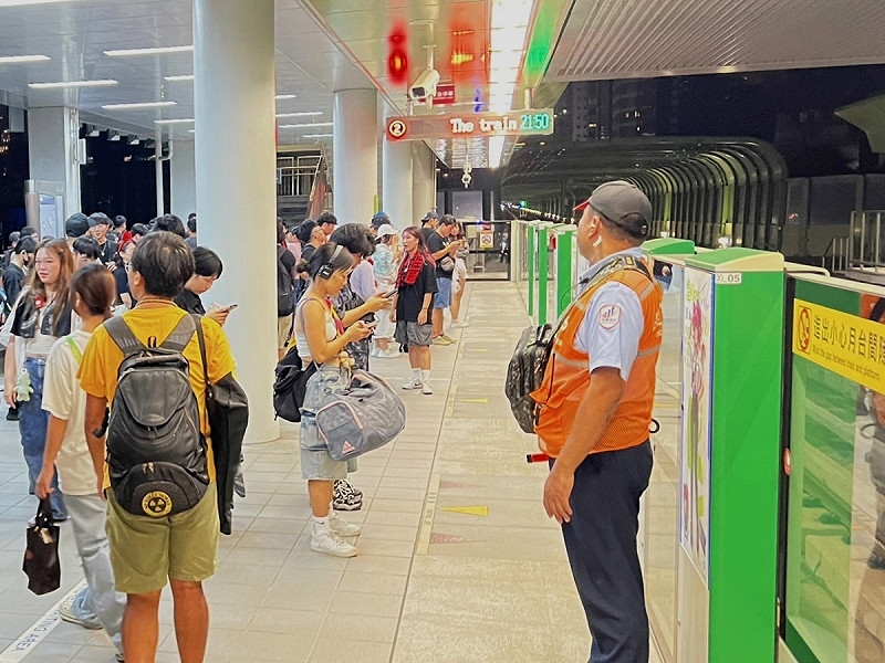 台中捷運警察、保全維護乘車秩序及旅客安全。 圖:台中捷運公司提供
