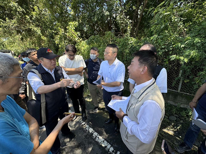 許智傑(右)率7個單位至美濃吉洋進行跨局處聯合會勘。   圖：許智傑辦公室/提供