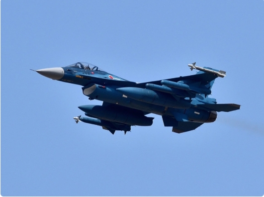 一架日本航空自衛隊F-2戰機掛載2具副油箱、4枚ASM-2空艦導彈（訓練彈）和2枚AAM-3紅外格鬥空對空導彈。   圖 : 翻攝自觀察者網