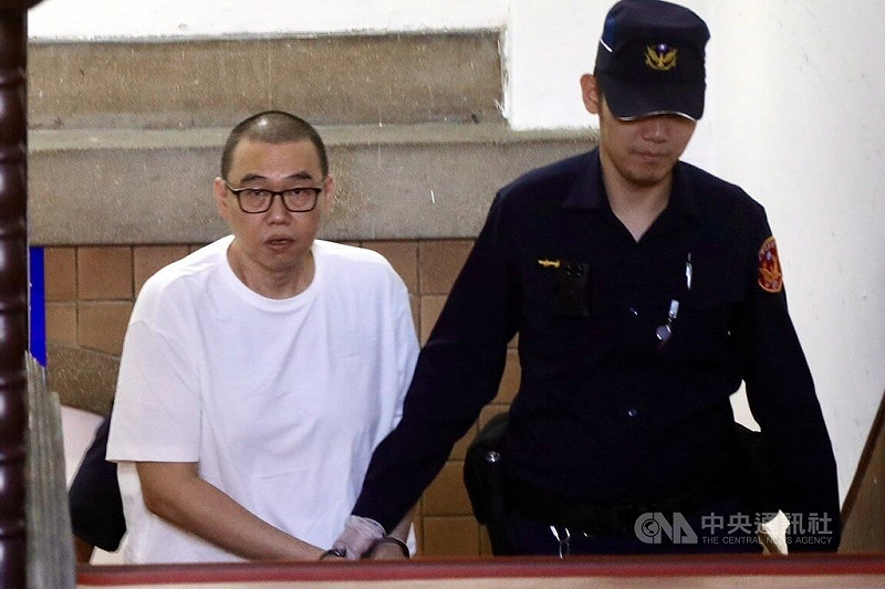 男子沈岐武（左）因賭債糾紛槍殺2名友人，遭判死刑定讞但至今尚未伏法。沈岐武日前聲請再審，台灣高等法院14日開庭，沈岐武在法警戒護下出庭應訊。中央社記者謝幸恩攝　114年8月14日   