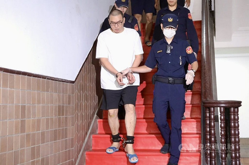 男子沈岐武(前左)因賭債糾紛槍殺2名友人遭判死刑定讞,近日聲請再審,台灣高等法院14日召開訊問庭,他於庭中表示自己每天都唸佛號1萬遍迴向被害人,是真心懺悔。中央社記者謝幸恩攝 114年8月14日
