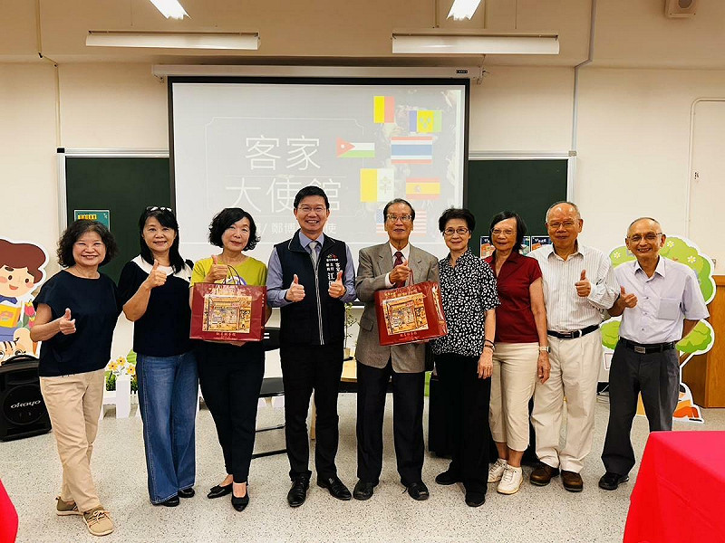 退休武官李榮昌伉儷與鄭大使在客家大使館活動重逢。   圖：台中市政府/提供