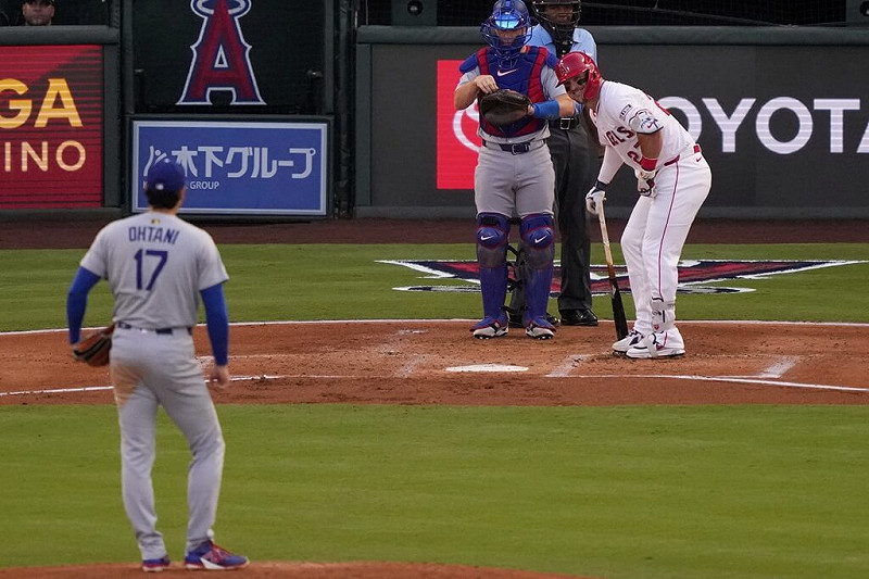 MLB道奇球星大谷翔平13日送給天使隊打者「神鱒」楚勞特2次三振。（美聯社）   