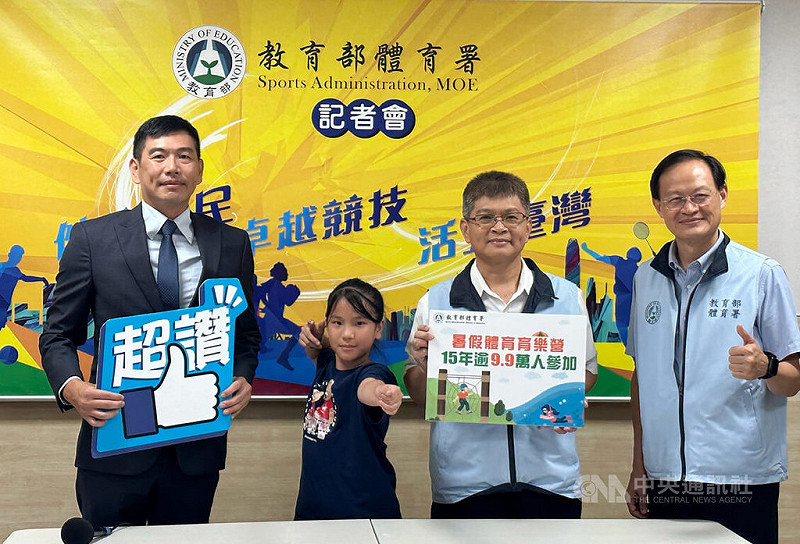  教育部體育署副署長房瑞文（右2）14日在記者會表示，體育署推出的暑期體育育樂營每年都深獲家長及學生歡迎，就讀新北市頭湖國小4年級的吳芸葳（左2）今年報名射箭營，實際接觸後，覺得射箭很有趣，也可以培養自己的耐心。中央社記者黎建忠攝　114年8月14日   