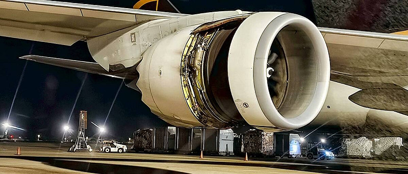 照片顯示,降落桃園機場的 UPS 貨機 4 號引擎在觸地後外殼嚴重損毀。 圖:翻攝自X帳號@Turbinetraveler