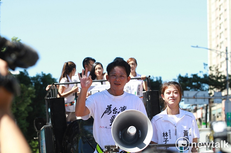 民眾黨主席黃國昌、黃國昌板橋區主任林子宇今於新北市議會前舉行「公投大車掃」。   圖：周煊惠 / 攝