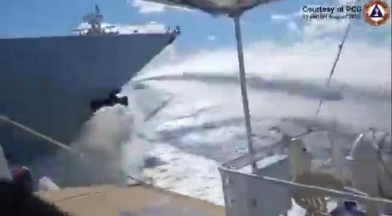 日前菲律賓海警隊拍攝到中國海警船與中國海軍艦的互撞畫面。插進兩船之間的為解放軍海軍的 052D 型飛彈驅逐艦「桂林號」( 舷號 164 ) 。 圖:翻攝自 X
