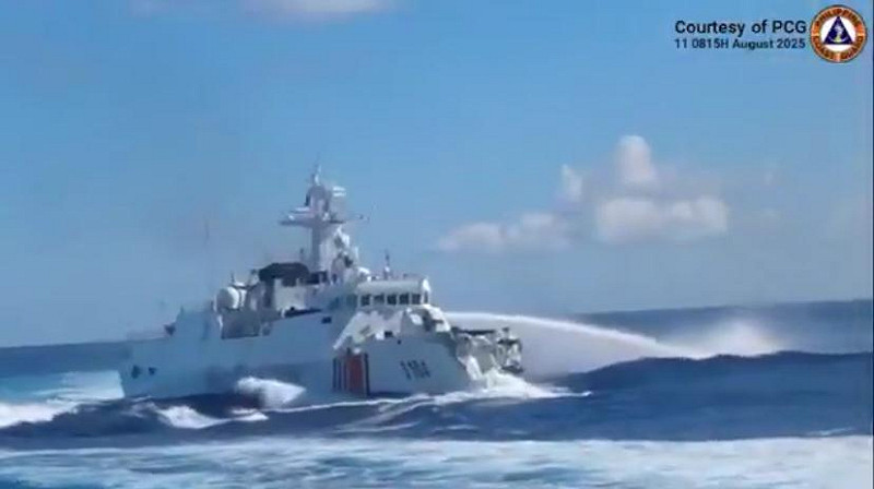 日前菲律賓海警隊拍攝到中國海警船與中國海軍艦的互撞畫面。編號為「3104」的中國海警船遭撞擊後,船首損毀。 圖:翻攝自 X 日前菲律賓海警隊拍攝到中國海警船與中國海軍艦的互撞畫面。編號為「3104」的中國海警船遭撞擊後,船首損毀。 圖:翻攝自 X