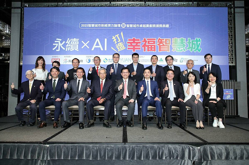 林佳龍出席「2025智慧城市新經濟力論壇」。   圖：翻攝自林佳龍臉書