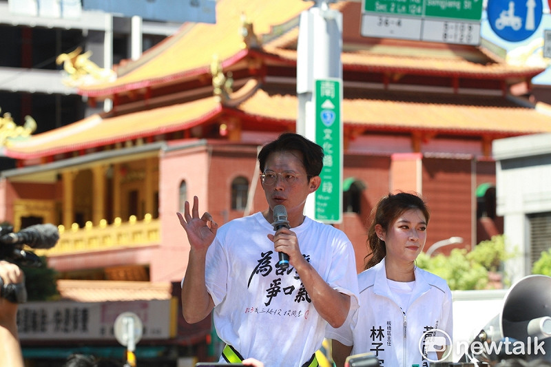 民眾黨主席黃國昌（左）與黃國昌板橋區主任林子宇（右）。   圖：周煊惠／攝