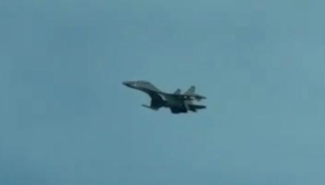 菲律賓海警巡邏機在黃岩島上空飛行時,遭中國 殲-15 戰機近距離攔截,距離僅約 200 英尺(約 61 公尺)。 圖:翻攝自 X 菲律賓海警巡邏機在黃岩島上空飛行時,遭中國 殲-15 戰機近距離攔截,距離僅約 200 英尺(約 61 公尺)。 圖:翻攝自 X