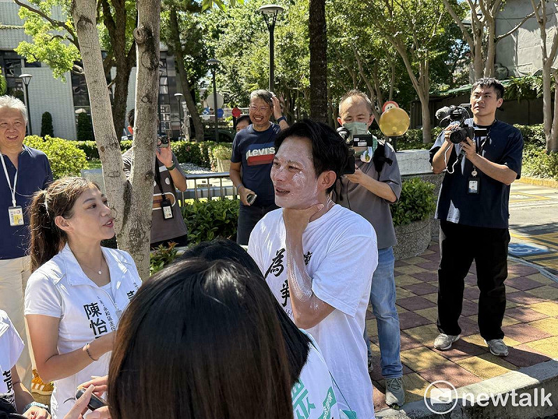 民眾黨主席黃國昌車掃前擦防曬乳，不小心擦太多變「小白臉」。   圖：周煊惠 / 攝