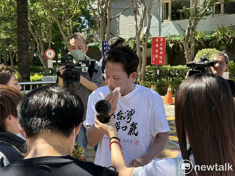民眾黨主席黃國昌車掃前擦防曬乳，不小心擦太多變「小白臉」，趕快照鏡子把多餘的防曬乳擦掉。   圖：周煊惠 / 攝