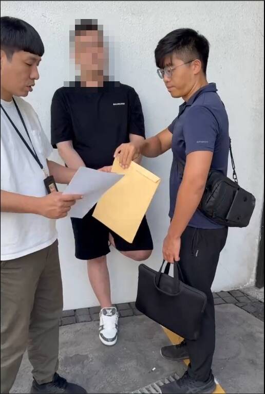主嫌楊男(中)被警方拘捕到案,檢方聲請羈押獲准。 圖:警方提供